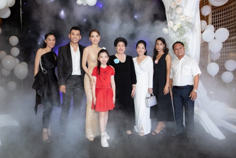 Phương Trinh Jolie đãi tiệc thôi nôi con thứ 3 hoành tráng, mẹ chồng cũ cũng có mặt chung khung hình mừng cháu cưng - 7