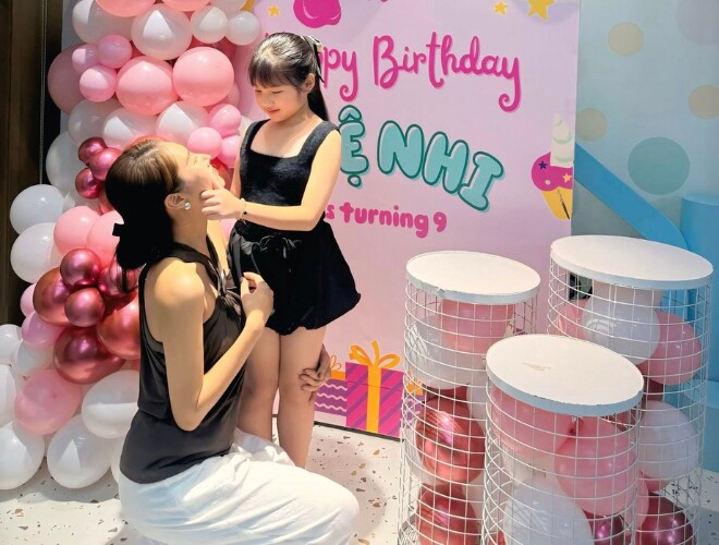 Quang Minh mừng sinh nhật con riêng của vợ: Ái nữ được bố dượng yêu chiều, nay xinh đẹp giống hệt mẹ - 1