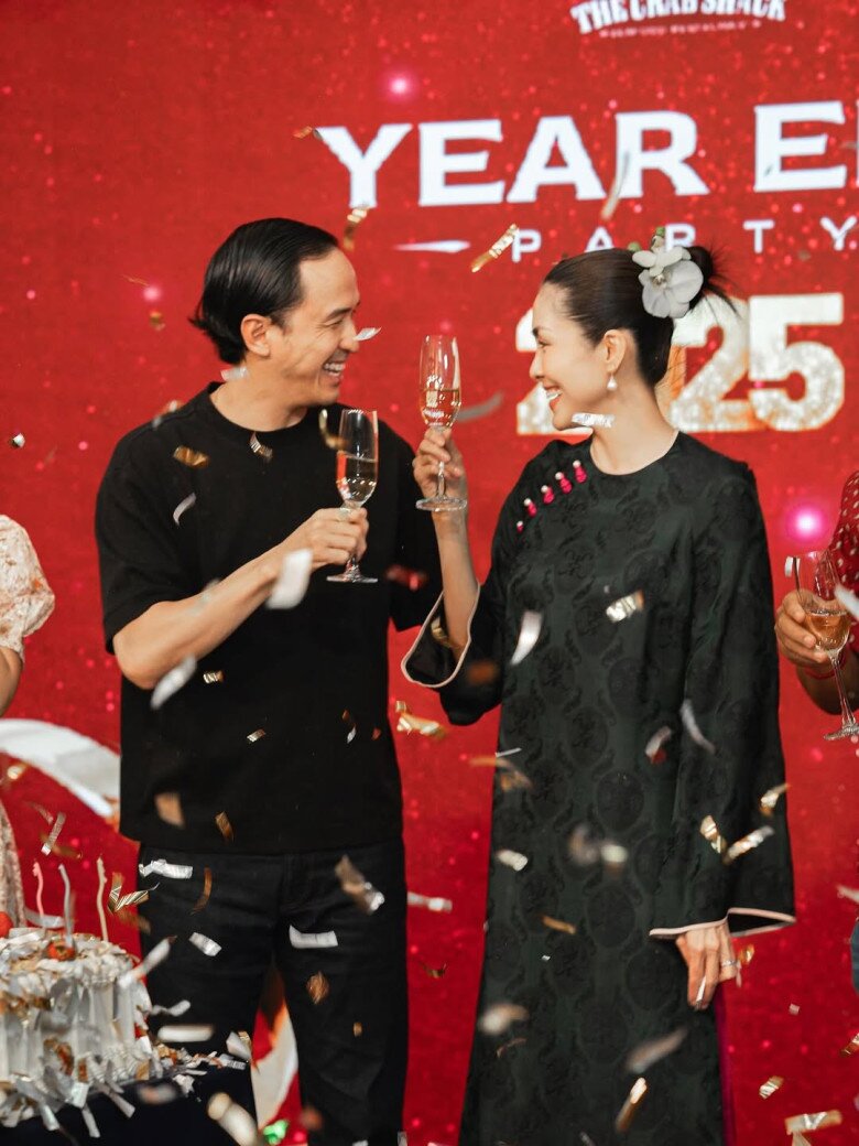 Tăng Thanh Hà mừng tiệc tất niên với thiếu gia Louis Nguyễn, cảnh vợ chồng nâng ly rượu mừng tình như lễ cưới - 2