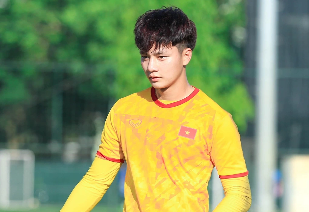 U23 Việt Nam chiến thắng đội tuyển Hàn Quốc: Thủ môn Cao Văn Bình thành người hùng, Trấn Thành "xin lỗi" Hari Won - 2