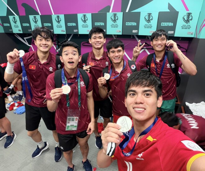 U23 Việt Nam chiến thắng đội tuyển Hàn Quốc: Thủ môn Cao Văn Bình thành người hùng, Trấn Thành "xin lỗi" Hari Won - 1