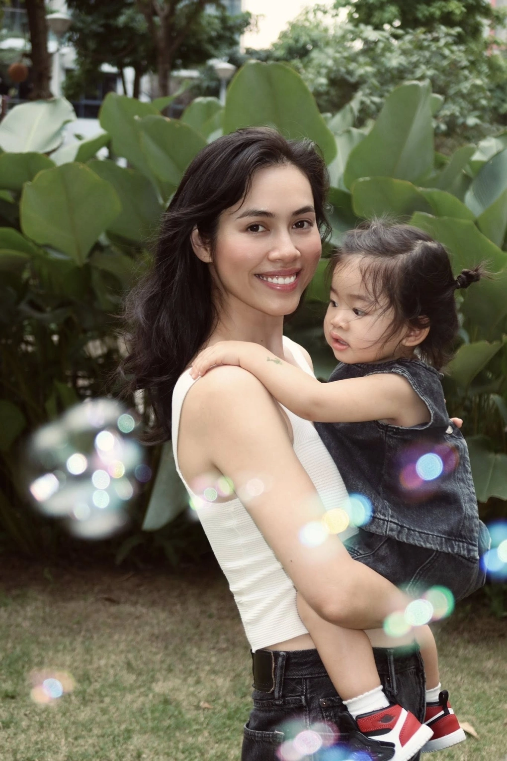 Vợ chồng H'Hen Niê "họp mặt bỉm sữa" với mẹ con Á hậu Hoàng My, em bé Ê Đê chủ động bắt tay bạn mới - 7