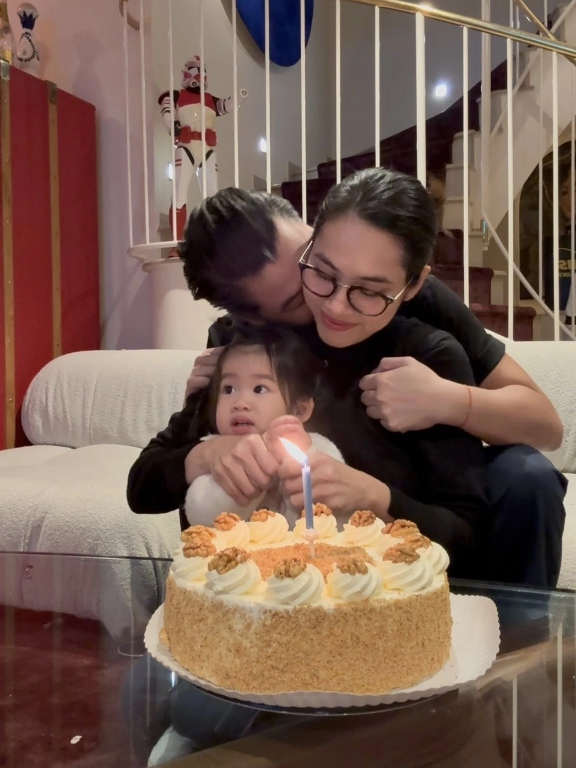 Vợ chồng H'Hen Niê "họp mặt bỉm sữa" với mẹ con Á hậu Hoàng My, em bé Ê Đê chủ động bắt tay bạn mới - 6