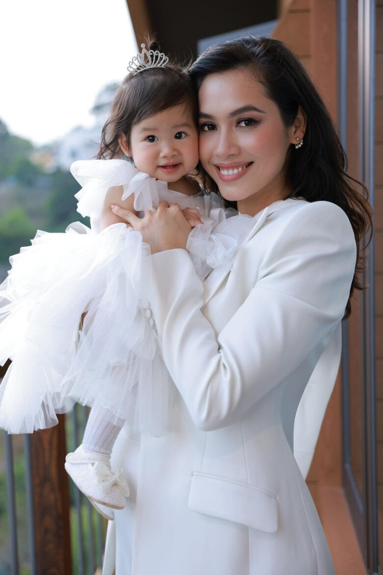 Vợ chồng H'Hen Niê "họp mặt bỉm sữa" với mẹ con Á hậu Hoàng My, em bé Ê Đê chủ động bắt tay bạn mới - 8