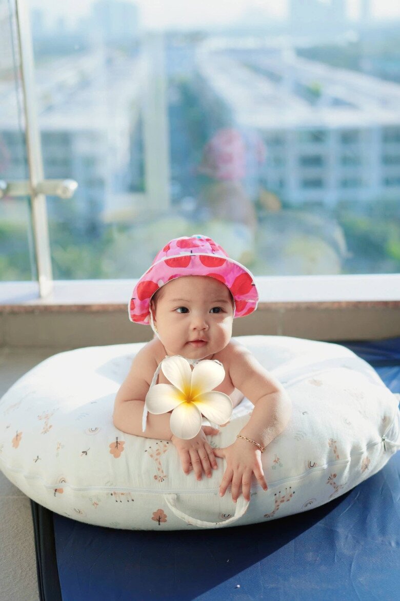 Vợ chồng H'Hen Niê "họp mặt bỉm sữa" với mẹ con Á hậu Hoàng My, em bé Ê Đê chủ động bắt tay bạn mới - 10