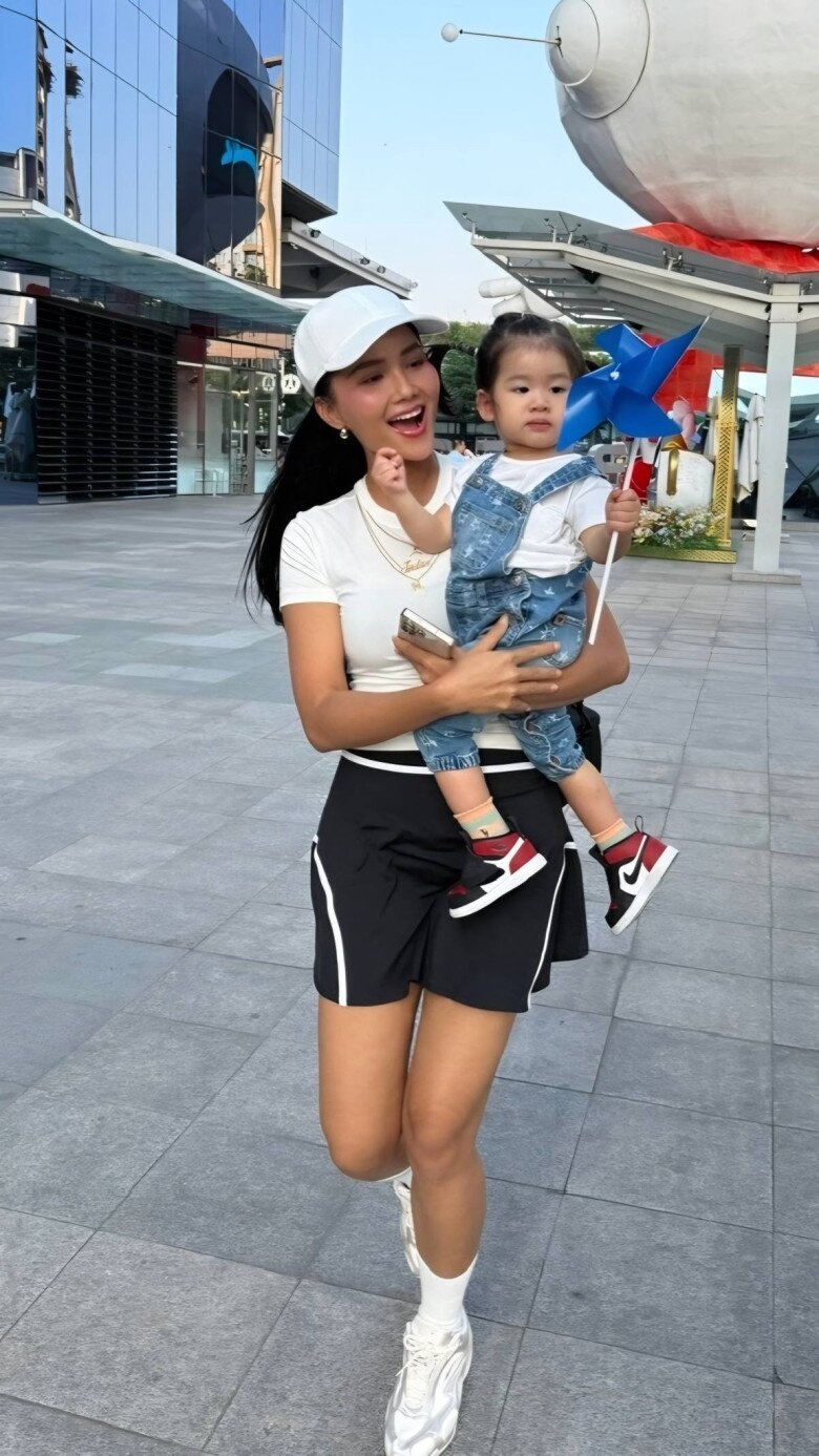 Vợ chồng H'Hen Niê "họp mặt bỉm sữa" với mẹ con Á hậu Hoàng My, em bé Ê Đê chủ động bắt tay bạn mới - 3