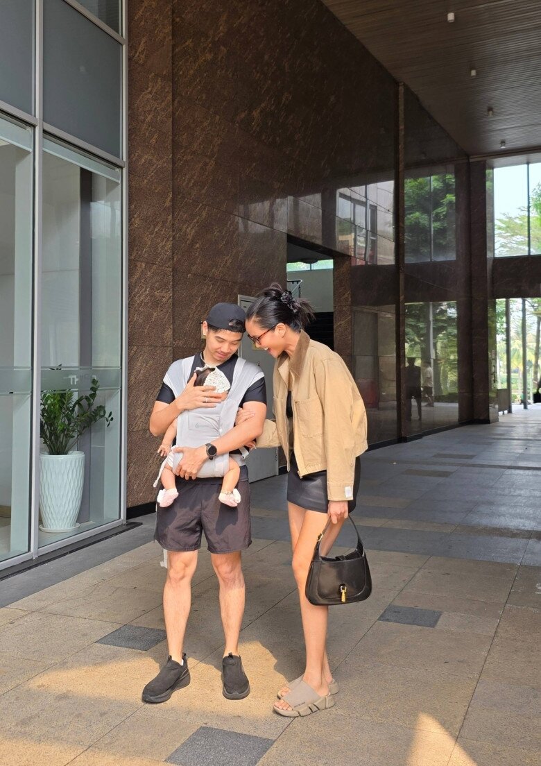 Vợ chồng H'Hen Niê "họp mặt bỉm sữa" với mẹ con Á hậu Hoàng My, em bé Ê Đê chủ động bắt tay bạn mới - 12