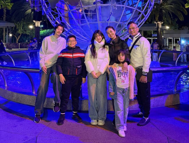 Vợ chồng Jennifer Phạm đưa 4 con đi chơi, ái nữ giống hệt bố nay xinh như hoa hậu, cao gần bằng anh trai Bảo Nam - 1