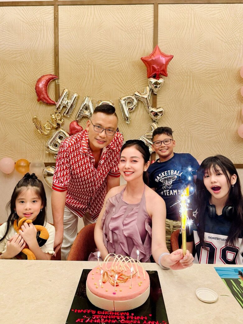 Vợ chồng Jennifer Phạm đưa 4 con đi chơi, ái nữ giống hệt bố nay xinh như hoa hậu, cao gần bằng anh trai Bảo Nam - 9