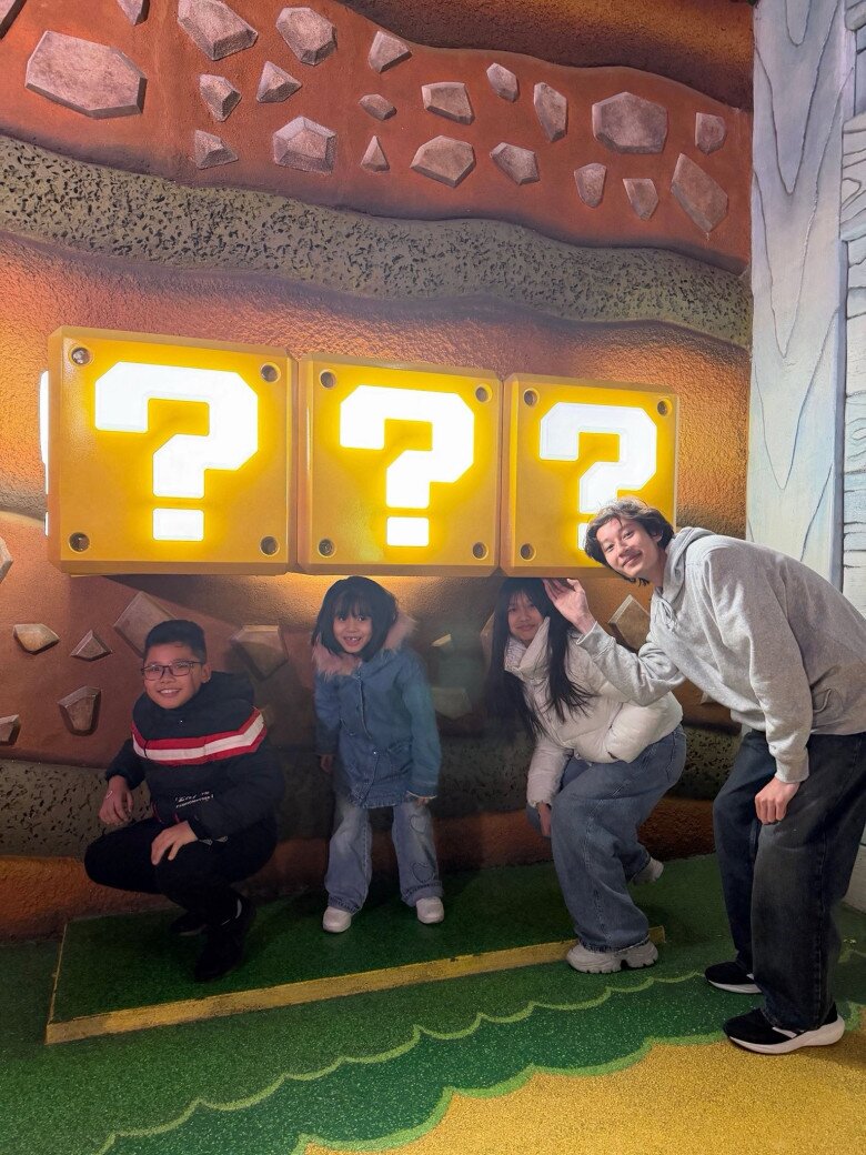 Vợ chồng Jennifer Phạm đưa 4 con đi chơi, ái nữ giống hệt bố nay xinh như hoa hậu, cao gần bằng anh trai Bảo Nam - 2