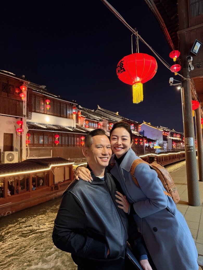 Vợ chồng Jennifer Phạm đưa 4 con đi chơi, ái nữ giống hệt bố nay xinh như hoa hậu, cao gần bằng anh trai Bảo Nam - 11