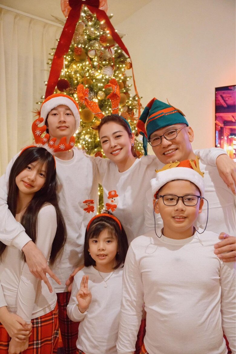 Vợ chồng Jennifer Phạm đưa 4 con đi chơi, ái nữ giống hệt bố nay xinh như hoa hậu, cao gần bằng anh trai Bảo Nam - 8