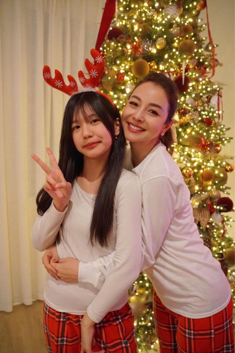 Vợ chồng Jennifer Phạm đưa 4 con đi chơi, ái nữ giống hệt bố nay xinh như hoa hậu, cao gần bằng anh trai Bảo Nam - 6