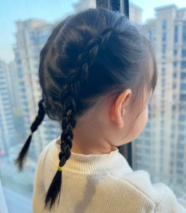 Những kiểu tóc tết xinh xắn nhưng đơn giản, dễ làm tại nhà, cho bé gái tự tin chơi Tết - 3