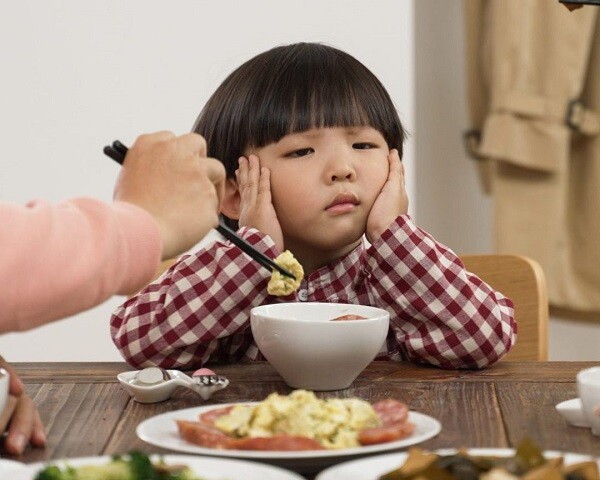 Tương lai trẻ thành công hay không sẽ thấy ngay trên bàn ăn, 3 thói quen xấu bố mẹ dễ bỏ qua - 3