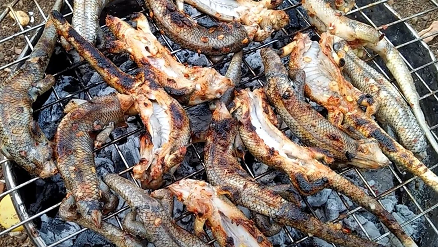 Đặc sản bò ra từ bụi rậm nhìn "sợ khiếp vía", xưa không ai dám ăn nay thành món ngon khắp vùng, 350.000 đ/kg - 2