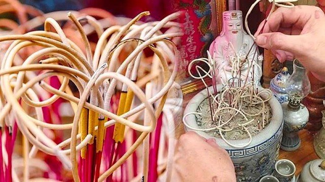 Tháng Chạp có 3 ngày đại lộc để bao sái bàn thờ, tỉa chân hương, chuẩn bị đón Tết Bính Ngọ năm 2026 - 3