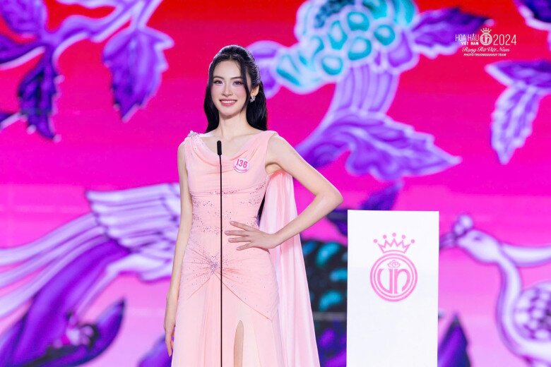 Cô gái cao 1m74 từng bán bánh mì mưu sinh giờ là Á hậu Việt Nam, ảnh mặt mộc "gây sốt" - 2