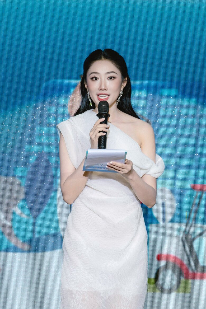 Nữ MC gây sốt khi "đọ sắc" bên Top 2 Miss Cosmo: Thi Hoa hậu lọt Top 20, visual như "sinh đôi" với Phương Linh - 10