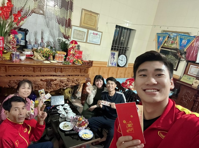 Trai đẹp &#34;bắn tim&#34; với Khả Ngân khiến Thanh Sơn cũng phát ghen: Là người hùng U23 Việt Nam, cao 1m81 còn có 6 múi - 12