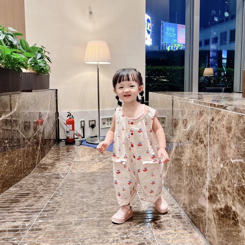 Con gái Đông Nhi càng lớn càng ra dáng hoa hậu, style &#34;nàng thơ&#34; chuẩn con của bố Ông Cao Thắng - 12