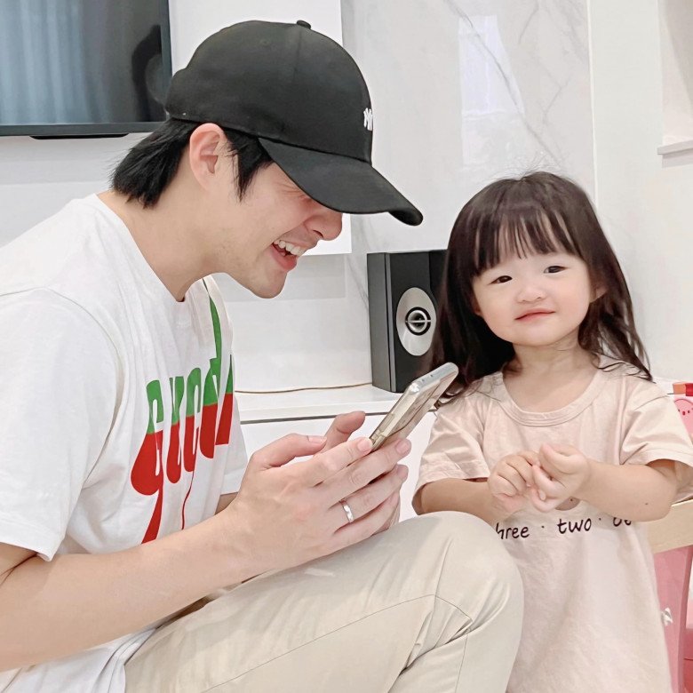 Con gái Đông Nhi càng lớn càng ra dáng hoa hậu, style &#34;nàng thơ&#34; chuẩn con của bố Ông Cao Thắng - 13