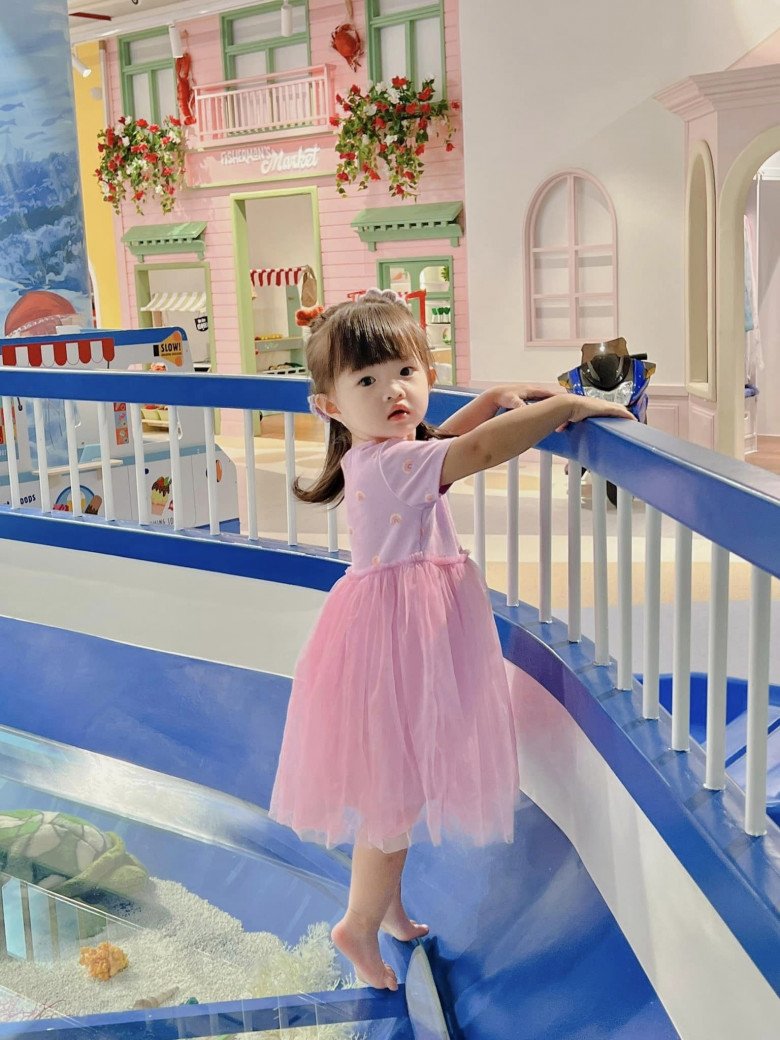 Con gái Đông Nhi càng lớn càng ra dáng hoa hậu, style &#34;nàng thơ&#34; chuẩn con của bố Ông Cao Thắng - 5