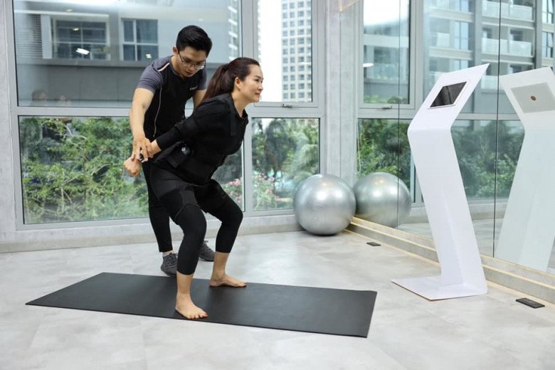Từng bị bàn tán kém sắc hơn chồng, vợ đại gia hơn 6 tuổi của Bình Minh U50 khoe mặt mộc không gợn nếp nhăn - 10