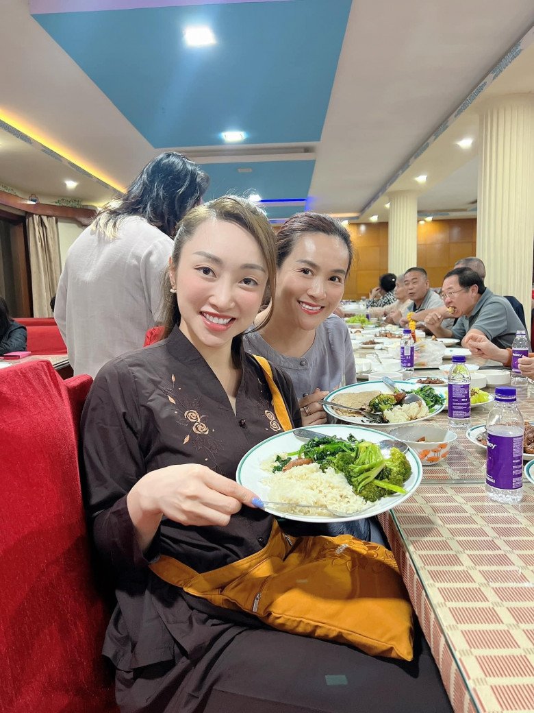 Từng bị bàn tán kém sắc hơn chồng, vợ đại gia hơn 6 tuổi của Bình Minh U50 khoe mặt mộc không gợn nếp nhăn - 6