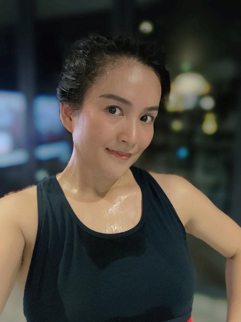 Từng bị bàn tán kém sắc hơn chồng, vợ đại gia hơn 6 tuổi của Bình Minh U50 khoe mặt mộc không gợn nếp nhăn - 13