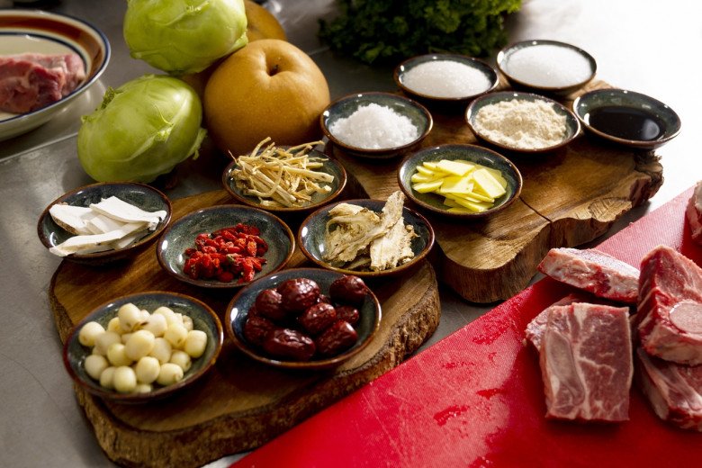 Giao mùa, học đầu bếp đem quả &#34;đứng đầu trong trăm loại quả&#34; hầm với sườn bò được món siêu ngon lại bổ - 2