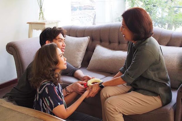 Mẹ chồng mất, tôi đã chôn theo đôi hoa tai nhưng hôm giỗ đầu thấy em dâu đeo đôi y hệt - 1