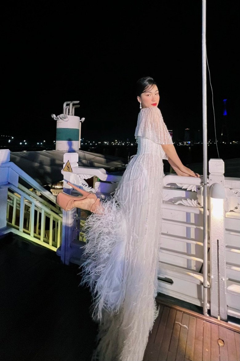 Phụ nữ nào như Hoà Minzy đều trẻ, một mình nuôi con vẫn sành điệu, “dát” hàng hiệu chẳng thua ai - 4