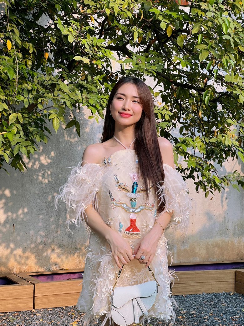 Phụ nữ nào như Hoà Minzy đều trẻ, một mình nuôi con vẫn sành điệu, “dát” hàng hiệu chẳng thua ai - 7
