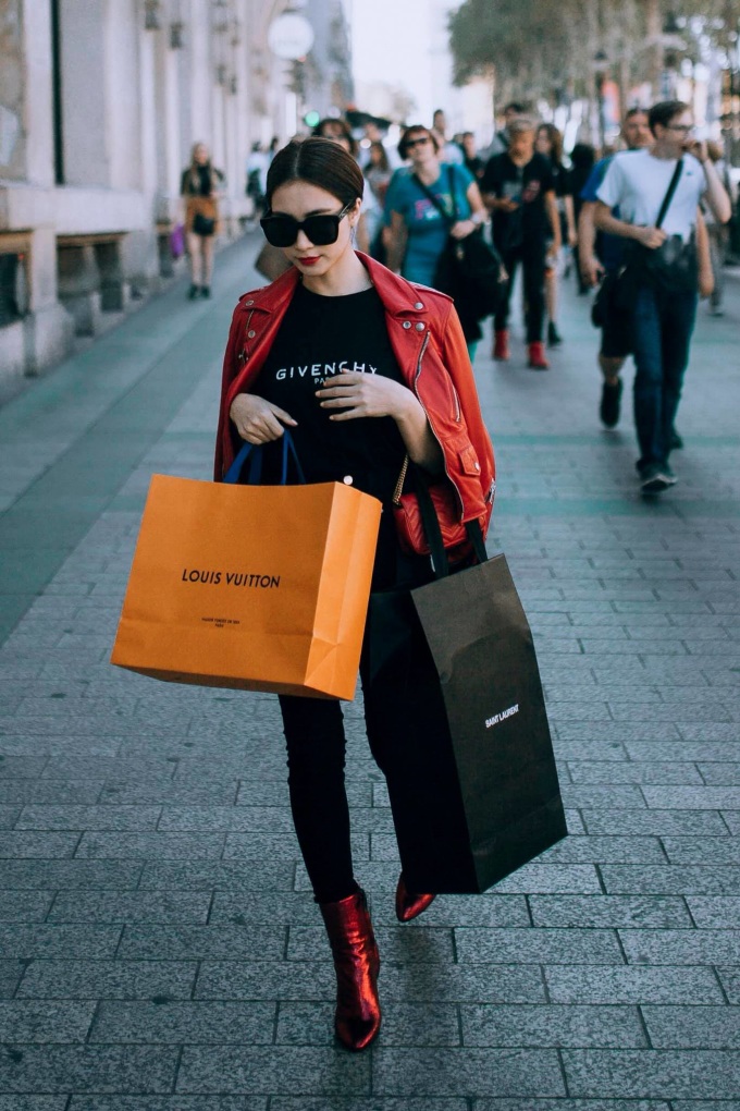 Phụ nữ nào như Hoà Minzy đều trẻ, một mình nuôi con vẫn sành điệu, “dát” hàng hiệu chẳng thua ai - 10