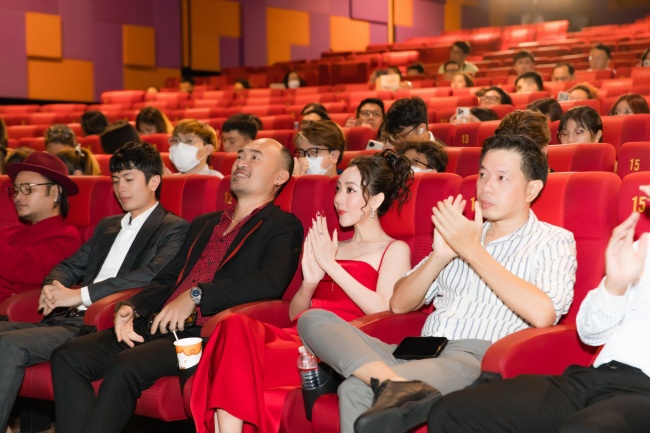 Đạo diễn Bố Già nhận xét về &#34;phim nói đạo lý mà ăn khách của Trấn Thành&#34;, ông xã Thu Trang lập tức phản ứng &#34;lạ&#34; - 9