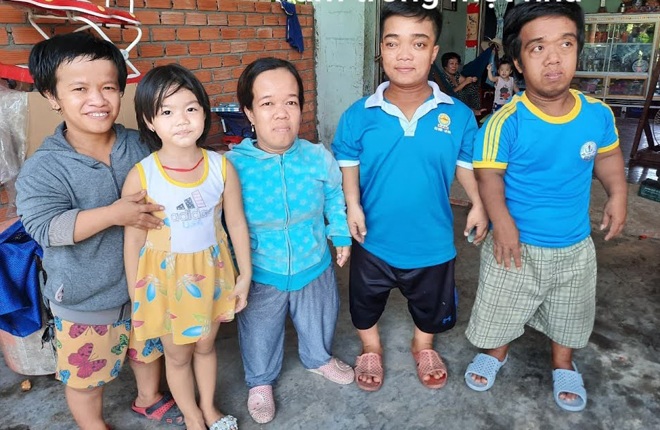 Bất ngờ cuộc sống mới của gia đình "mẹ cao các con lùn" ở Đồng Tháp - 1