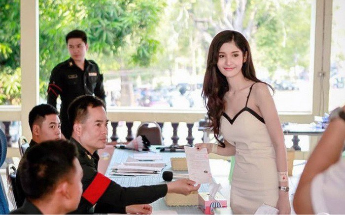 Độc lạ Thái Lan: Mỹ nhân chuyển giới nô nức đi khám nghĩa vụ quân sự, đẹp đến con gái còn mê - 8