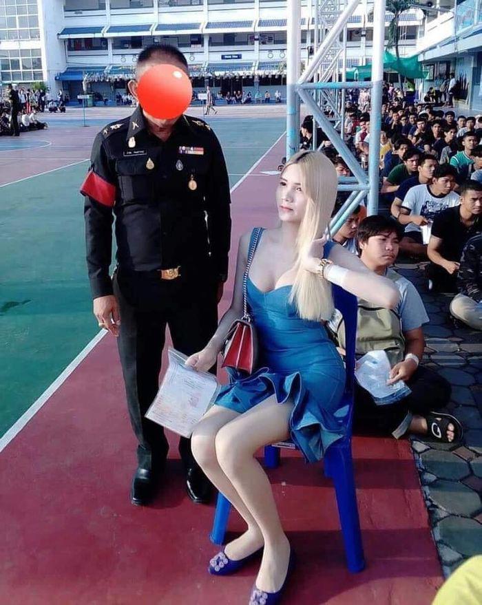 Độc lạ Thái Lan: Mỹ nhân chuyển giới nô nức đi khám nghĩa vụ quân sự, đẹp đến con gái còn mê - 5