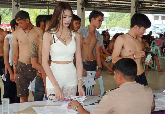 Độc lạ Thái Lan: Mỹ nhân chuyển giới nô nức đi khám nghĩa vụ quân sự, đẹp đến con gái còn mê - 4
