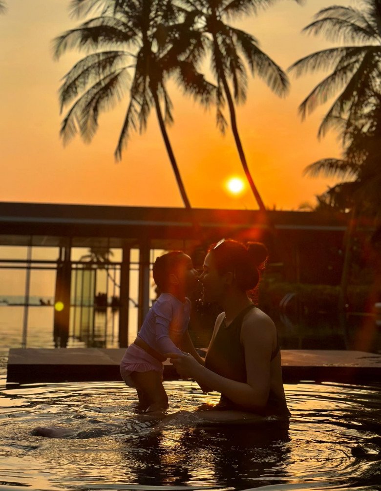 Sinh 2 con với Giám đốc tập đoàn nghìn tỷ, hotgirl Hà thành tự ti nhận béo, diện bikini chỉ khoe góc chụp trong tối - 3