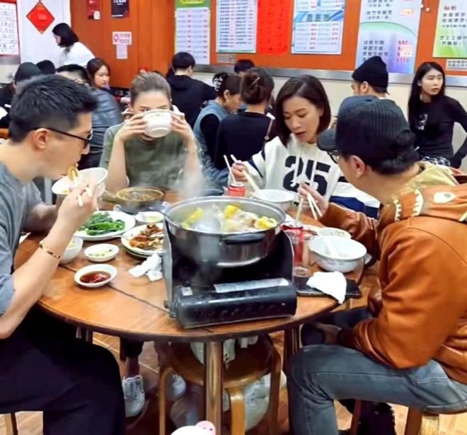 Ngôi sao 24/7: Mỹ nhân đẹp nhất phương Đông cùng chồng đáng tuổi bố làm điều đặc biệt - 7