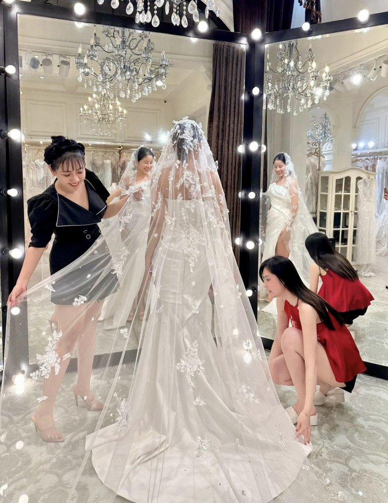 &#34;Bà vú&#34; nhà Đoàn Di Băng lương trăm triệu/tháng, làm cô dâu mặc váy cưới hao hao Khánh Thi, giá hơn nửa tỷ - 5