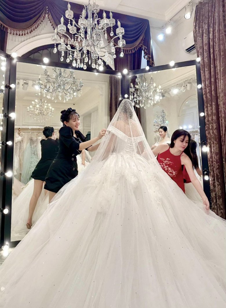 &#34;Bà vú&#34; nhà Đoàn Di Băng lương trăm triệu/tháng, làm cô dâu mặc váy cưới hao hao Khánh Thi, giá hơn nửa tỷ - 2