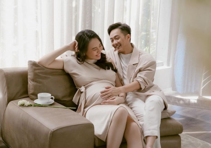 Hội &#34;mẹ ỏng&#34; khoe bầu với tấm vải mỏng như sương, dâu hào môn Đàm Thu Trang trái ngược, chẳng xuyên thấu vẫn đẹp - 7