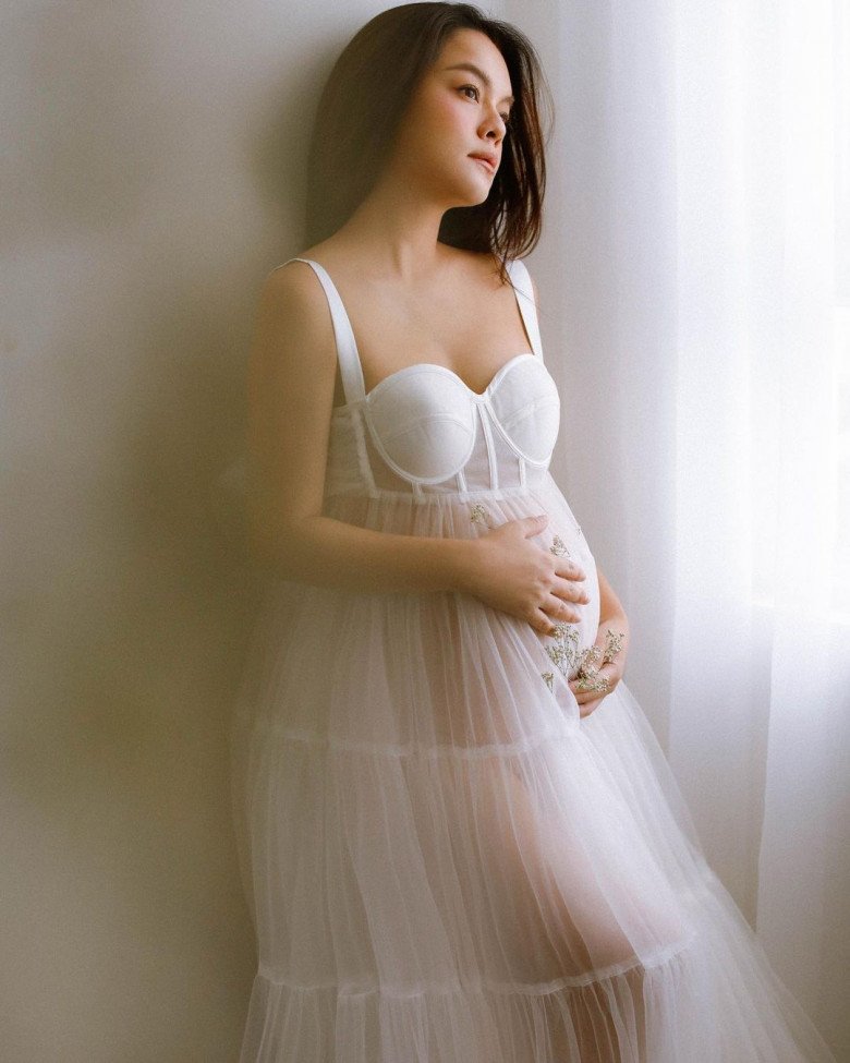 Hội &#34;mẹ ỏng&#34; khoe bầu với tấm vải mỏng như sương, dâu hào môn Đàm Thu Trang trái ngược, chẳng xuyên thấu vẫn đẹp - 12