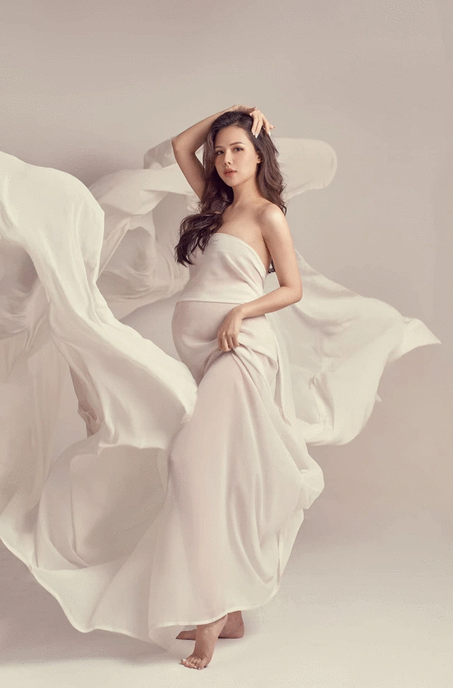 Hội &#34;mẹ ỏng&#34; khoe bầu với tấm vải mỏng như sương, dâu hào môn Đàm Thu Trang trái ngược, chẳng xuyên thấu vẫn đẹp - 14