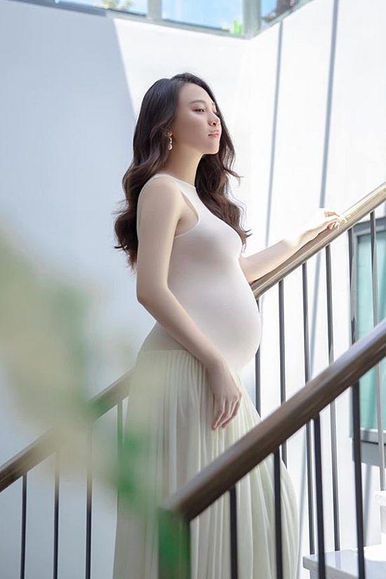 Hội &#34;mẹ ỏng&#34; khoe bầu với tấm vải mỏng như sương, dâu hào môn Đàm Thu Trang trái ngược, chẳng xuyên thấu vẫn đẹp - 6