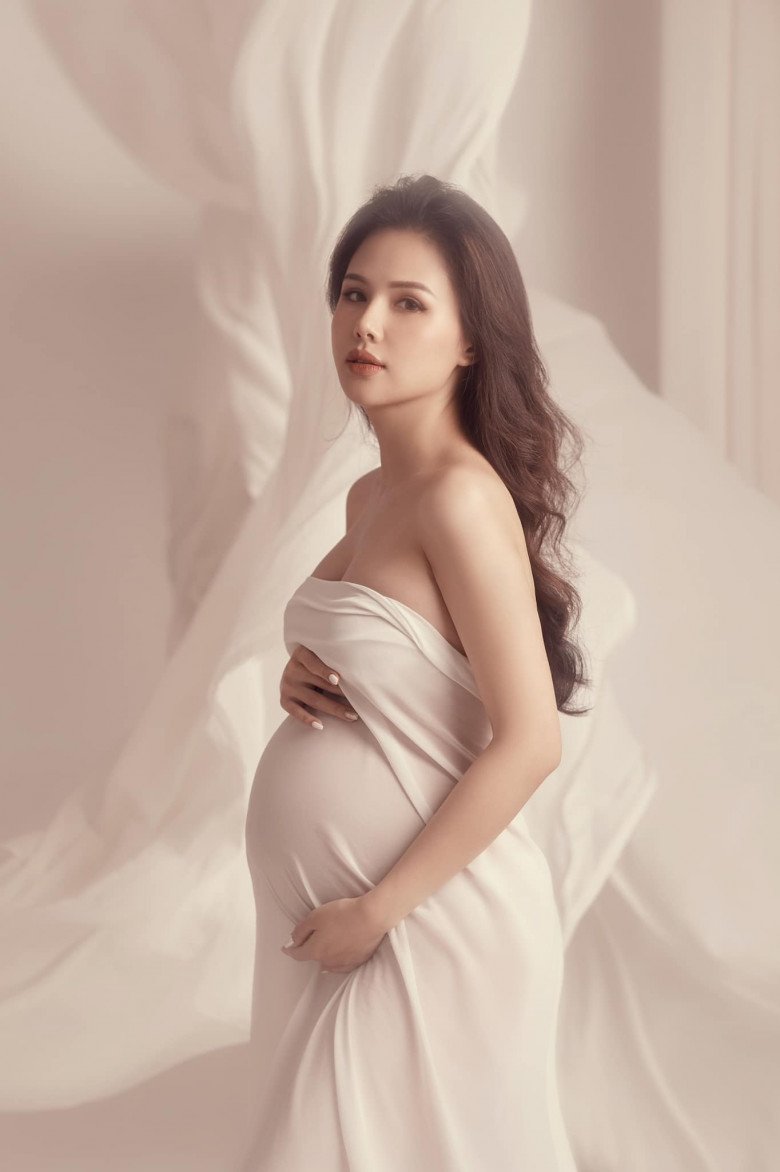 Hội &#34;mẹ ỏng&#34; khoe bầu với tấm vải mỏng như sương, dâu hào môn Đàm Thu Trang trái ngược, chẳng xuyên thấu vẫn đẹp - 13