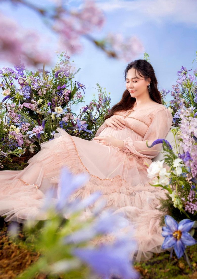 Hội &#34;mẹ ỏng&#34; khoe bầu với tấm vải mỏng như sương, dâu hào môn Đàm Thu Trang trái ngược, chẳng xuyên thấu vẫn đẹp - 2